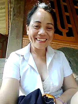Snapshot of molly-xx chatting on May 14, 2026, 9:27 am molly-xx online show from May 14, 2026, 9:27 am