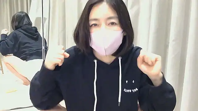 Mochi-Momo online show from April 14, 2026, 2:23 pm