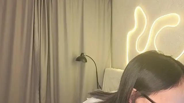 Snapshot of BeatrisRosel chatting on February 19, 2026, 6:37 pm BeatrisRosel online show from February 19, 2026, 6:37 pm