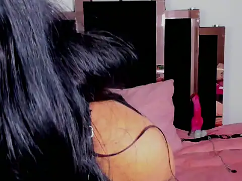 Snapshot of Queen-Bee_ chatting on February 19, 2026, 9:00 pm Queen-Bee online show from February 19, 2026, 9:00 pm