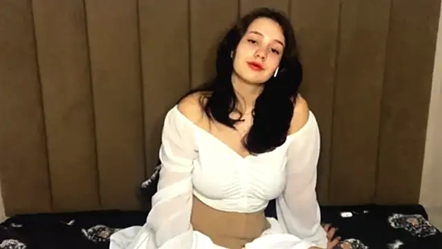 HereLora online show from April 4, 2026, 11:08 am