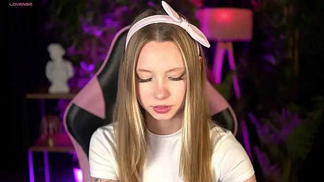 SweetDaisy me online show from March 11, 2026, 4:24 pm