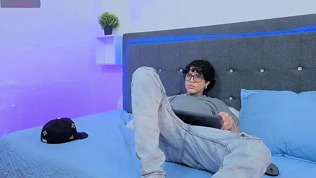 Snapshot of Ale_cuzz chatting on February 14, 2026, 2:03 pm Ale cuzz online show from February 14, 2026, 2:03 pm