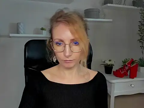 Snapshot of CinderellaMoon chatting on February 26, 2026, 6:23 am CinderellaMoon online show from February 26, 2026, 6:23 am