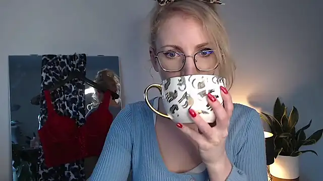 CinderellaMoon online show from April 2, 2026, 5:27 am