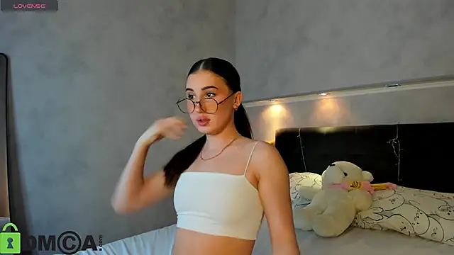 Emily Lews online show from March 6, 2026, 1:02 am