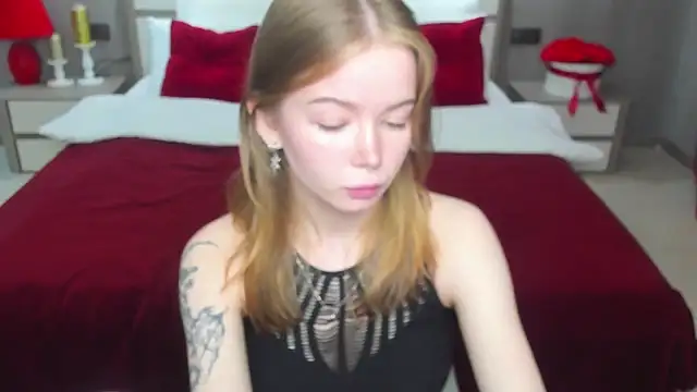 Snapshot of Violetta__Dreams chatting on May 18, 2026, 5:02 am Violetta Dreams online show from May 18, 2026, 5:02 am