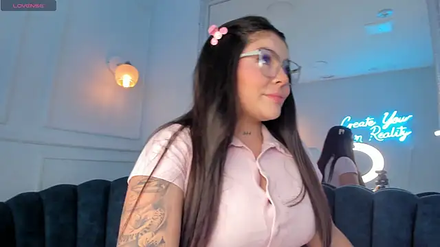 Zafiro21  online show from April 15, 2026, 8:53 pm