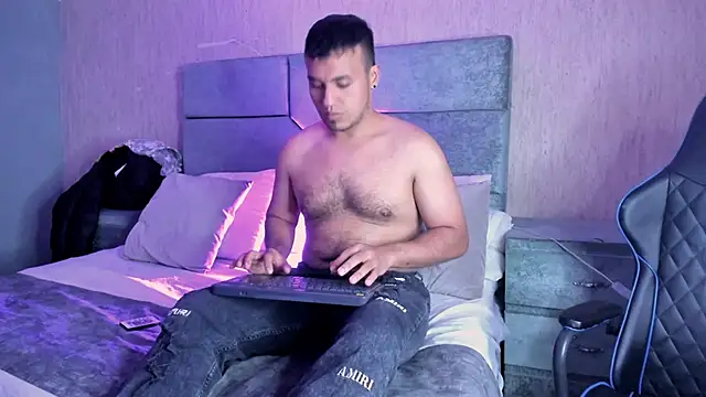 Snapshot of AronGarcia chatting on February 20, 2026, 8:09 pm AronGarcia online show from February 20, 2026, 8:09 pm