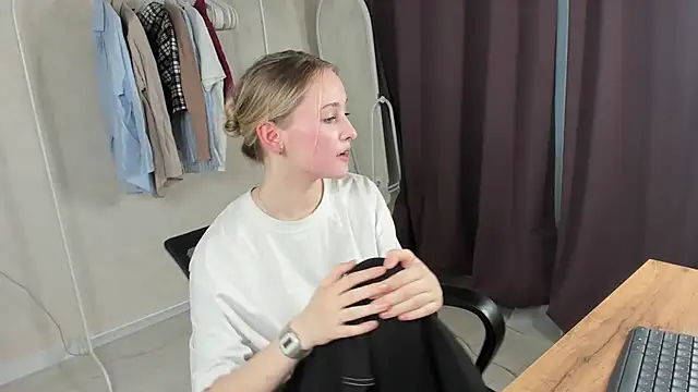 Snapshot of TraceeRebollar chatting on February 15, 2026, 12:47 pm TraceeRebollar online show from February 15, 2026, 12:47 pm