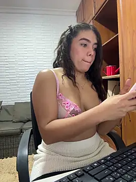 Luna rousse26 online show from May 26, 2026, 1:40 pm