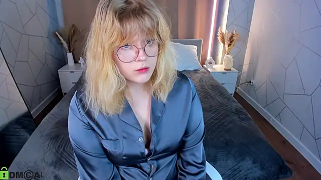 Snapshot of luna_c0ra chatting on February 21, 2026, 1:17 am luna c0ra online show from February 21, 2026, 1:17 am