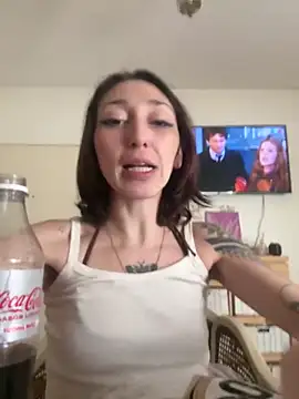 Snapshot of FrutillitaXX chatting on February 15, 2026, 4:47 pm FrutillitaXX online show from February 15, 2026, 4:47 pm