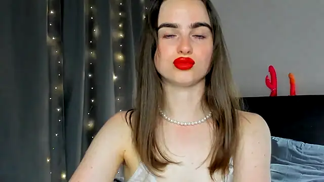 Snapshot of megann_fox2 chatting on June 7, 2026, 6:33 pm megann fox2 online show from June 7, 2026, 6:33 pm
