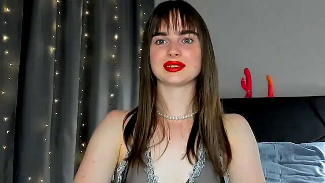 Snapshot of megann_fox2 chatting on June 15, 2026, 6:32 pm megann fox2 online show from June 15, 2026, 6:32 pm