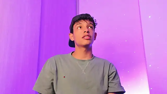 Snapshot of Maxfrost1 chatting on March 3, 2026, 10:48 pm Maxfrost1 online show from March 3, 2026, 10:48 pm