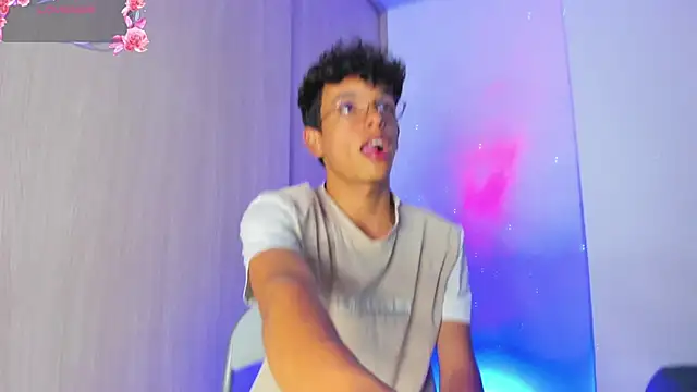 Maxfrost1 online show from April 19, 2026, 3:06 am