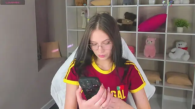 Miaa Hill online show from April 14, 2026, 11:16 am