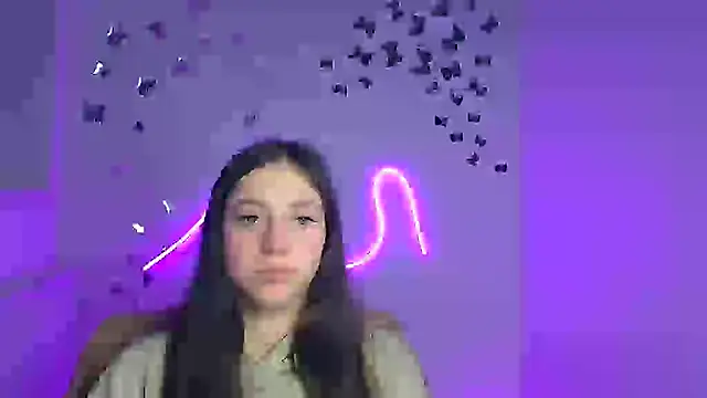 KissMeJulia online show from April 18, 2026, 5:50 pm