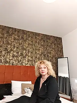 LaireeFelini online show from February 21, 2026, 7:04 pm