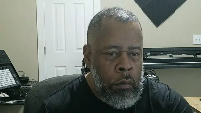 Cleozevo1961 online show from May 25, 2026, 4:13 pm