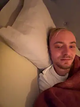 Snapshot of Crevette311 chatting on November 23, 2025, 11:04 pm Crevette311 online show from November 23, 2025, 11:04 pm