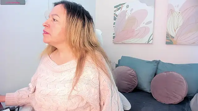 Ivonne 4 online show from March 4, 2026, 12:44 pm