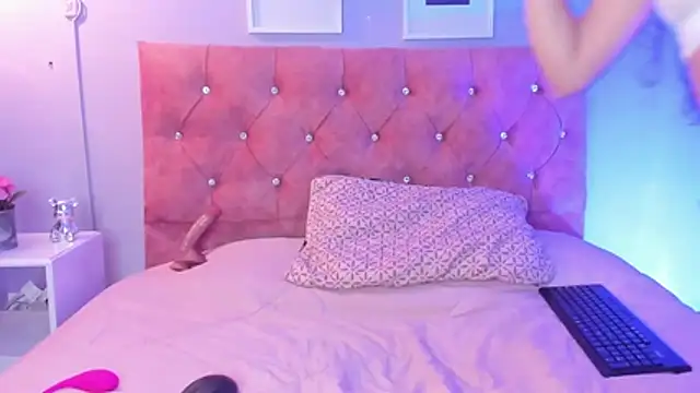 lilirousee online show from March 22, 2026, 7:06 pm