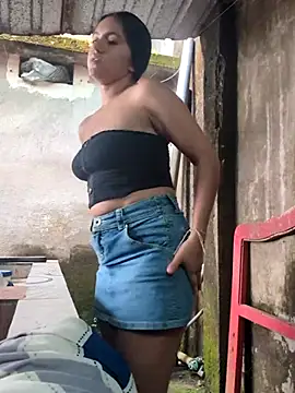 DulceCaroX online show from April 15, 2026, 8:09 pm