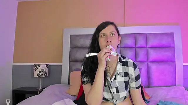 LunaDamasco online show from March 26, 2026, 7:08 pm