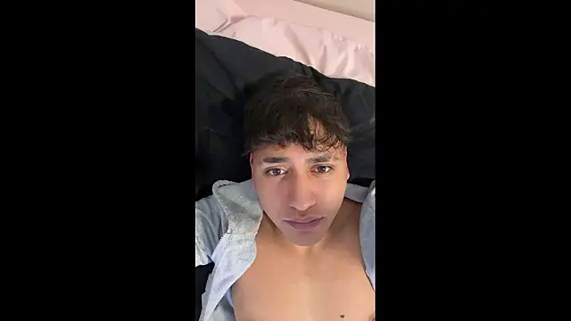 Snapshot of Alejandroml2 chatting on March 13, 2026, 12:06 am Alejandroml2 online show from March 13, 2026, 12:06 am