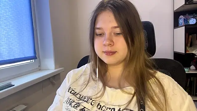 TomikoPfau online show from March 26, 2026, 3:34 am