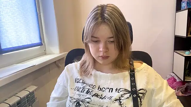 TomikoPfau online show from April 10, 2026, 7:46 am