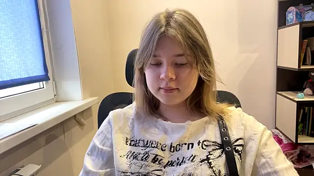 TomikoPfau online show from April 12, 2026, 5:12 am