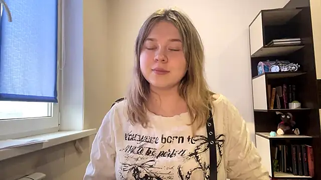 TomikoPfau online show from April 13, 2026, 2:22 pm