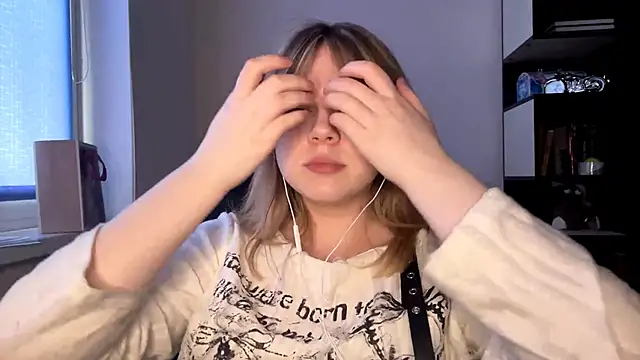 TomikoPfau online show from April 19, 2026, 2:16 pm