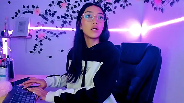 jaulyn 18 online show from April 18, 2026, 3:38 pm