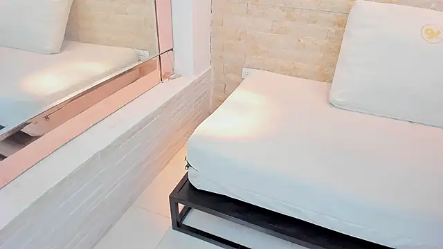 Snapshot of aitana_cole chatting on February 24, 2026, 3:37 am aitana cole online show from February 24, 2026, 3:37 am