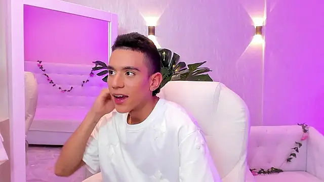 dominicjonnes online show from February 25, 2026, 6:39 pm