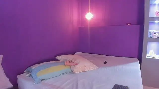 zoe henderson online show from April 8, 2026, 3:06 am