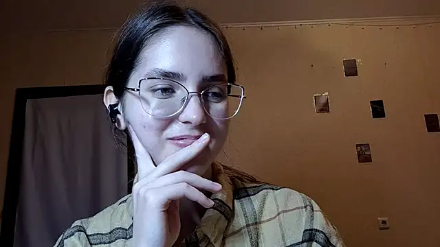 Katelemon online show from May 11, 2026, 4:04 pm