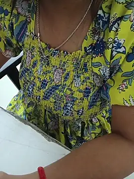 Queenlipx online show from April 17, 2026, 6:16 am