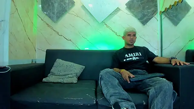 Snapshot of Latins_on_fire chatting on February 26, 2026, 8:08 pm Latins on fire online show from February 26, 2026, 8:08 pm