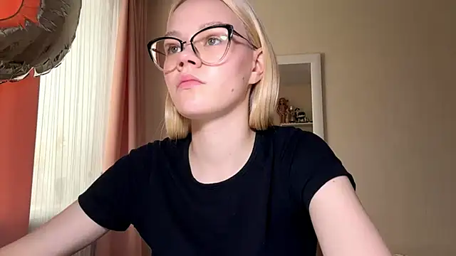 MiaCashe online show from April 10, 2026, 1:05 pm