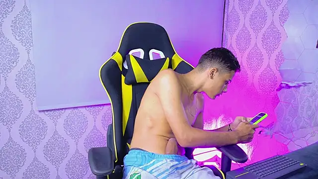 Luxury boys online show from April 11, 2026, 10:14 pm