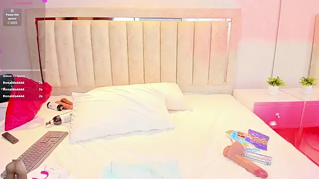 AlaiaMoretti  online show from April 8, 2026, 11:48 pm