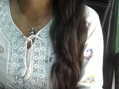 cute momo love online show from March 27, 2026, 5:24 am