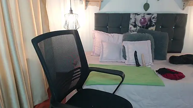 Emma hassani online show from April 7, 2026, 1:33 pm