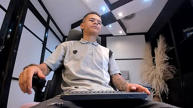 DylanRoyce  online show from April 10, 2026, 12:32 pm