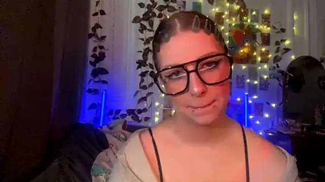 Snapshot of moonvampiq chatting on March 1, 2026, 3:25 pm moonvampiq online show from March 1, 2026, 3:25 pm